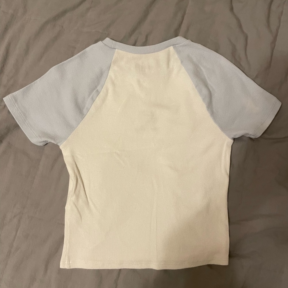 Hollister Sun Embroidery Tee - Picture 3 of 3